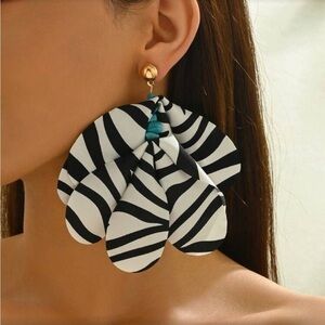 ✨NEW Black and White Zebra Print Earrings
